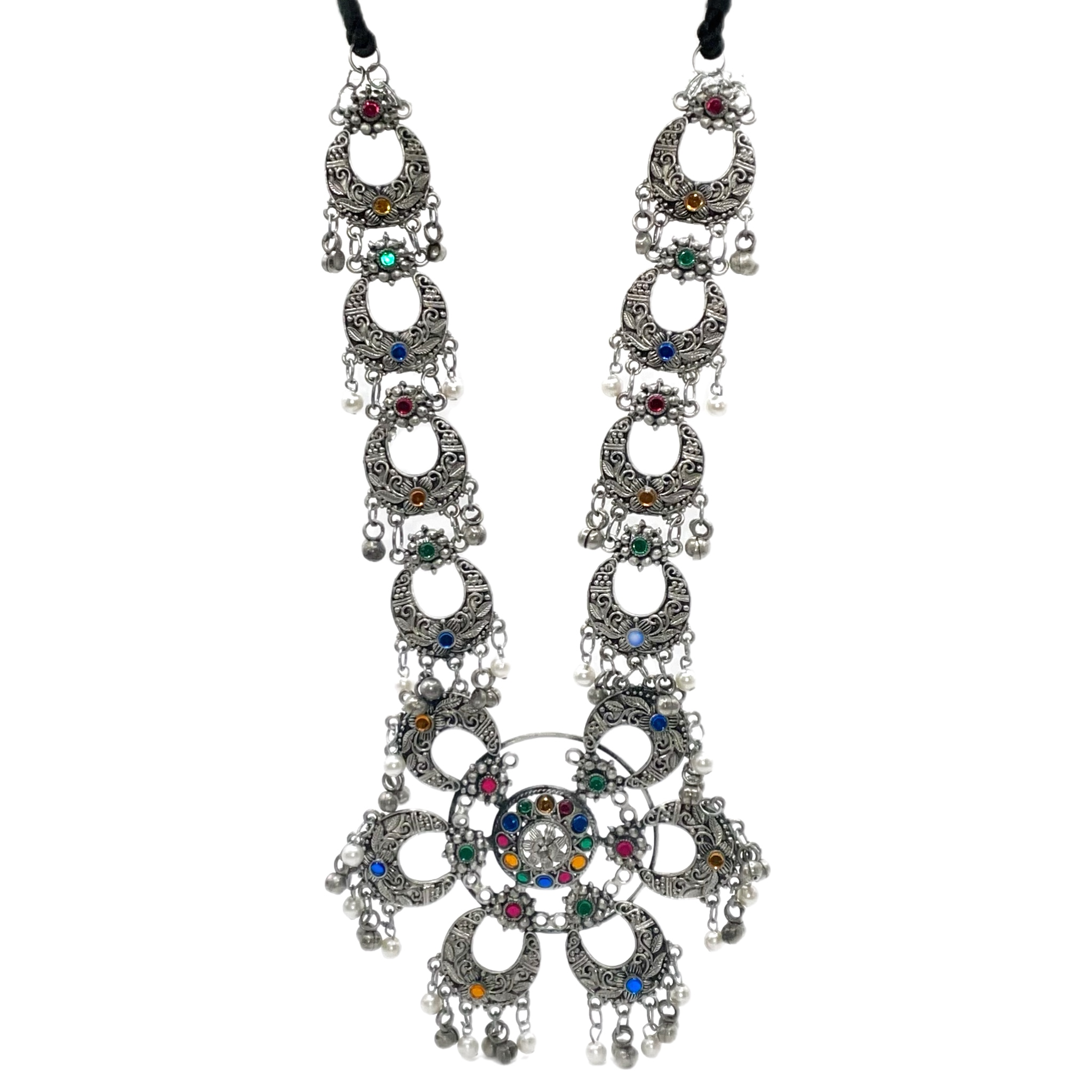 "Shiva" — это изысканное серебряное колье, вдохновленное мистикой древнеиндийской традиции, где имя Шивы символизирует вечное равновесие и божественную силу. Колье инкрустировано множеством разнообразных камней, каждый из которых добавляет уникальный оттенок и энергетический акцент.