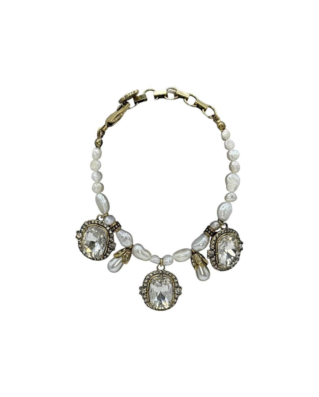 Браслет "Bisou" выполнен из ювелирного сплава и дополнен жемчугом. Идеально в сочетании с Колье "Bisou".