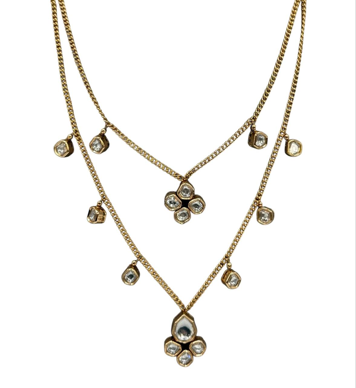 Колье "Lumiere" изготовлено из ювелирного сплава и покрыто золотом.