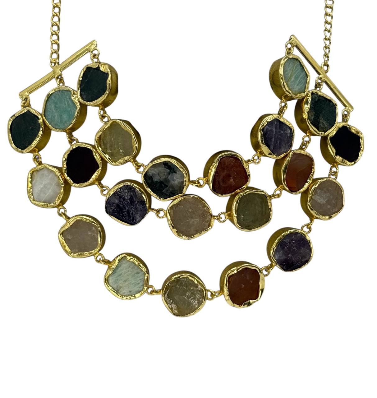 Колье «Maelys» выполнено из латуни и покрыто золотом. Дополнено 22 акцентными натуральными камнями ручной огранки.