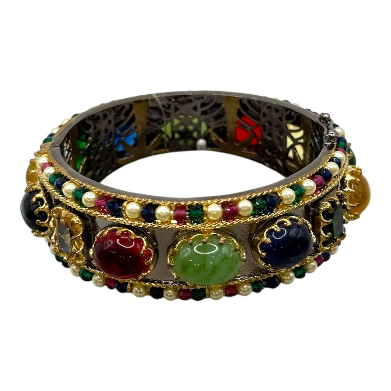 Браслет «Circus» вдохновлён ярким миром цирка, где каждый элемент сияет как под софитами. Выполнен из латуни с покрытием золотом или серебром, украшен акцентными камнями — сверкающими кристаллами, которые создают завораживающую игру света и цвета.