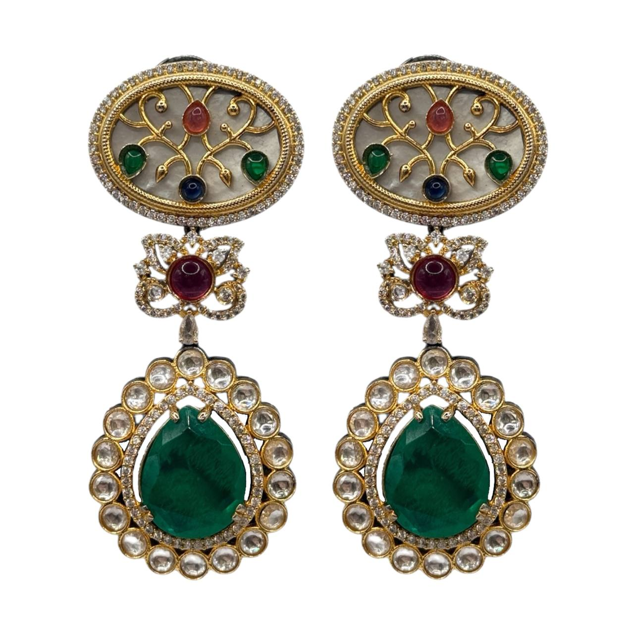 Серьги Emeraude: эти изысканные серьги, вдохновлённые блеском изумрудов, созданы из латуни с покрытием золотом, украшены зелёными кристаллами, имитирующими драгоценные камни. Их каплевидная форма мягко покачивается, добавляя элегантности и свежести любому образу — от вечернего платья до casual-стиля. Лёгкие, комфортные и гипоаллергенные, они словно шепчут о тайнах французских садов, где переливается утренняя роса. Идеальный акцент для тех, кто ценит утончённость и природную гармонию.