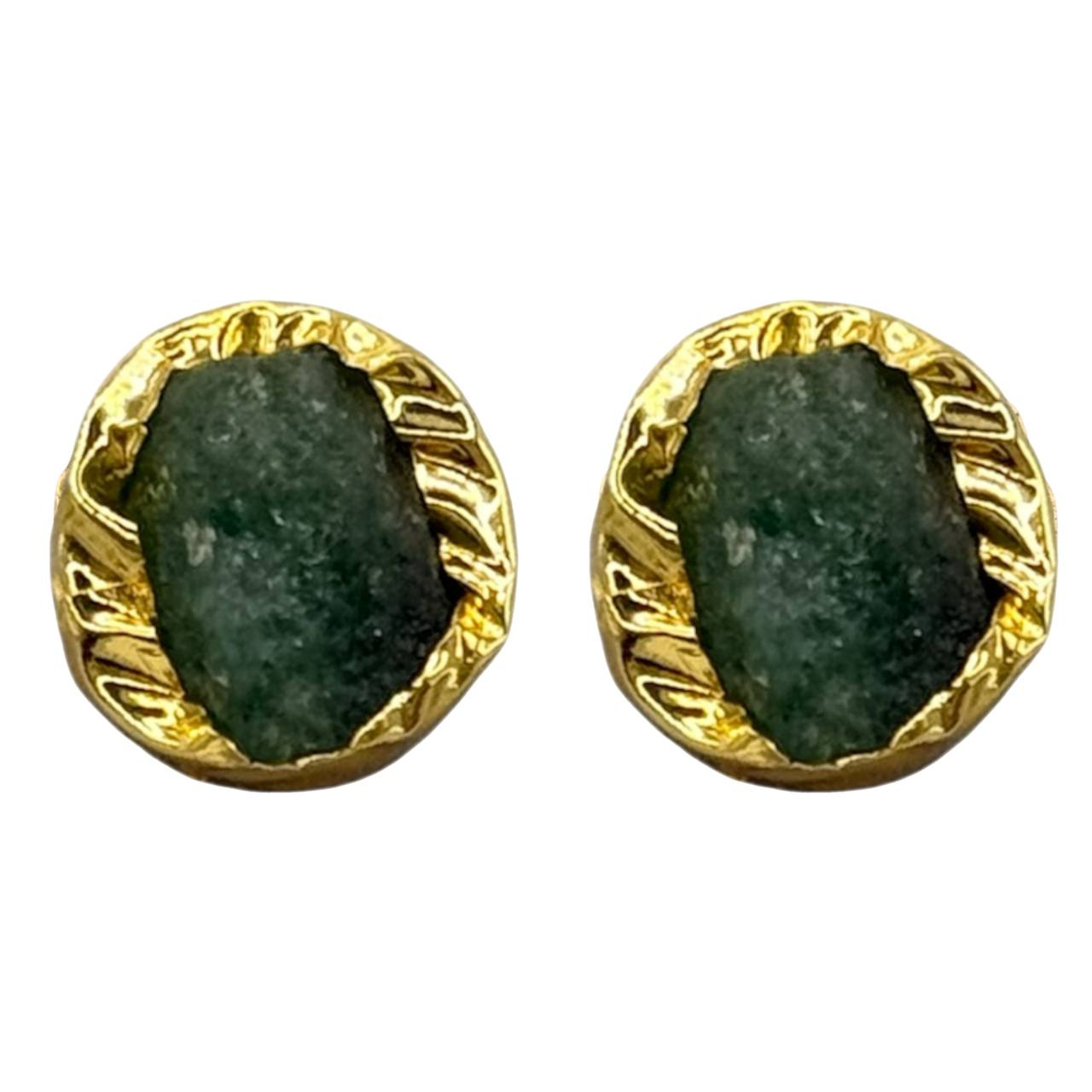 Серьги "Kiss Green" выполнены из латуни и покрыты золотом. По центру расположен натуральный камень ручной огранки.