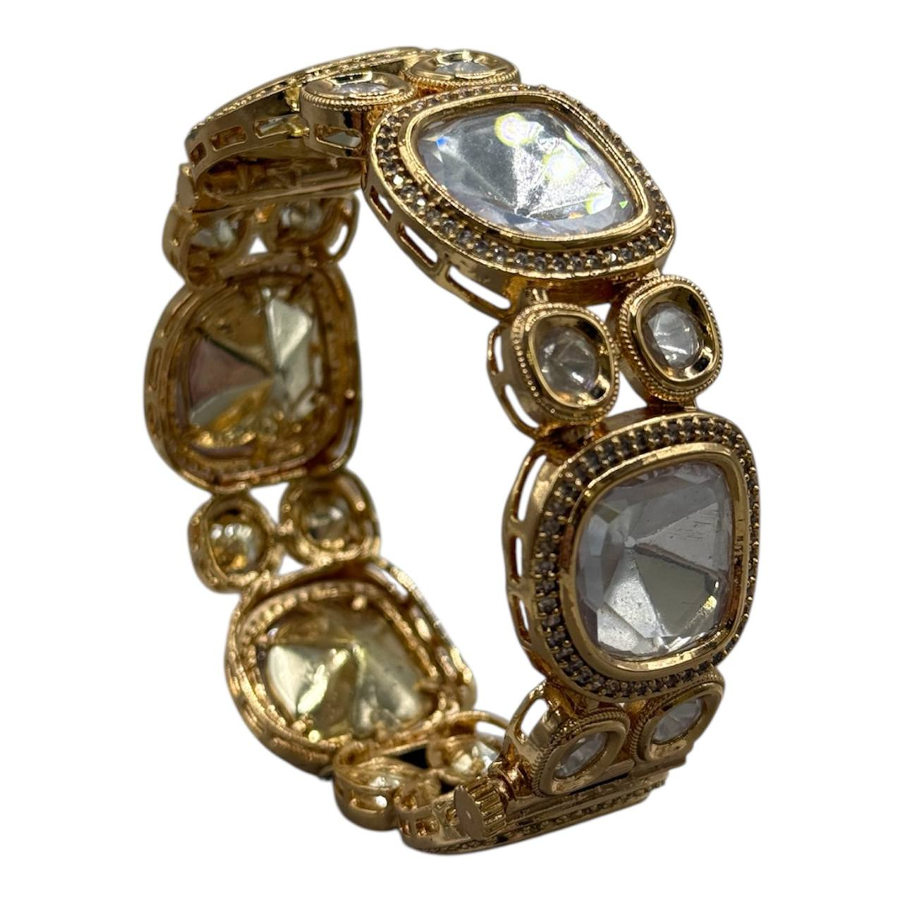 Браслет Tessa Gold выполнен из латуни и покрыт золотом.