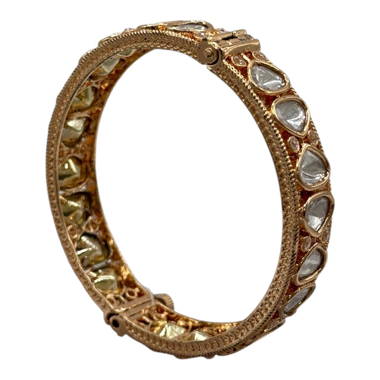 Браслет "Akheti" выполнен из латуни и покрыт золотом.