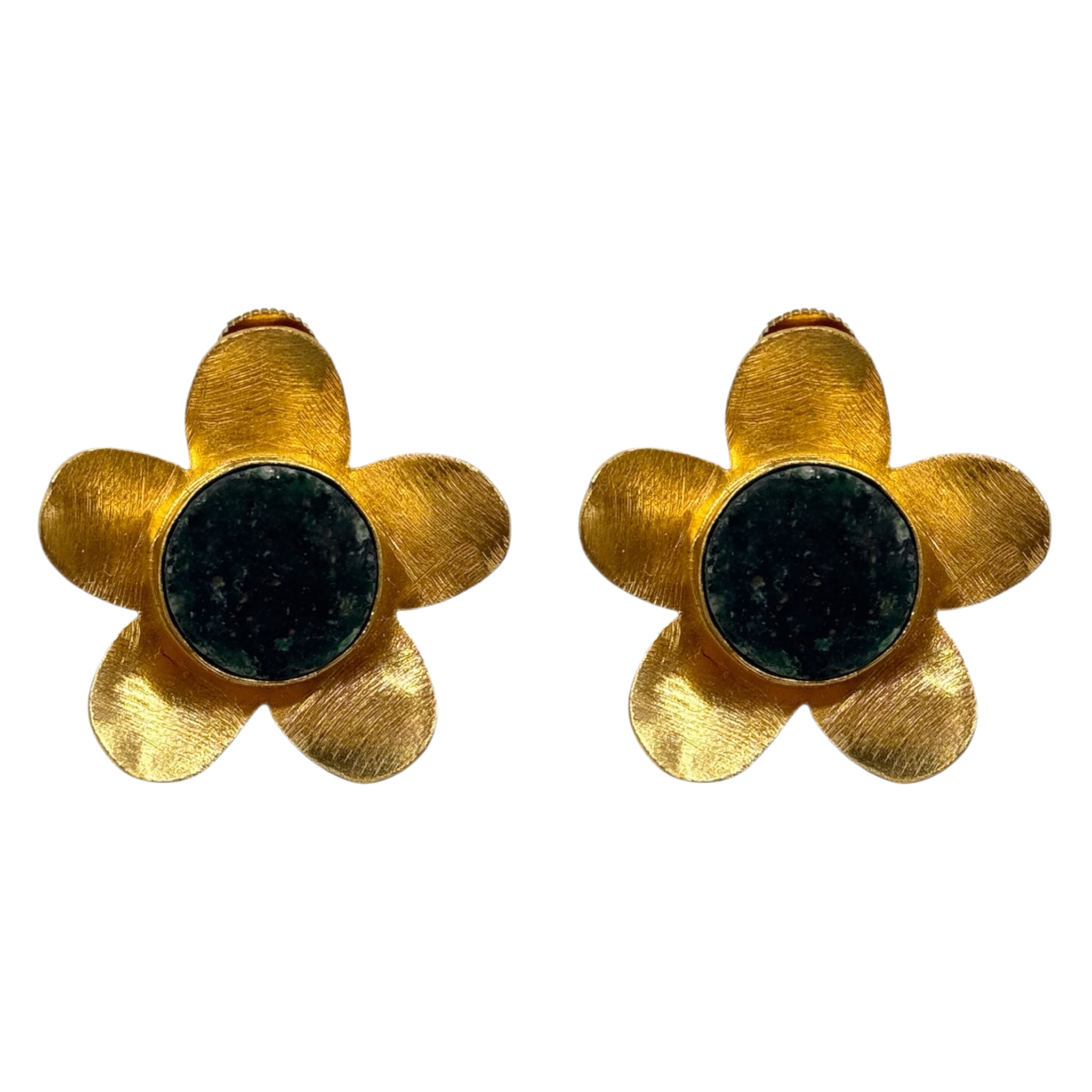 Серьги "Flower Green" выполнены из латуни и покрыты золотом. Серьги украшены центральным натуральным камнем ручной огранки зелёного цвета.