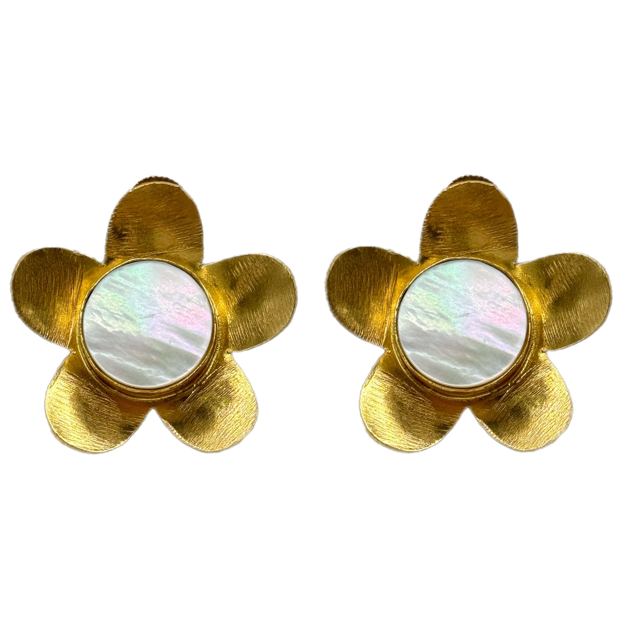 Серьги "Flower White" выполнены из латуни и покрыты золотом. Серьги украшены центральным натуральным камнем ручной огранки белого цвета.