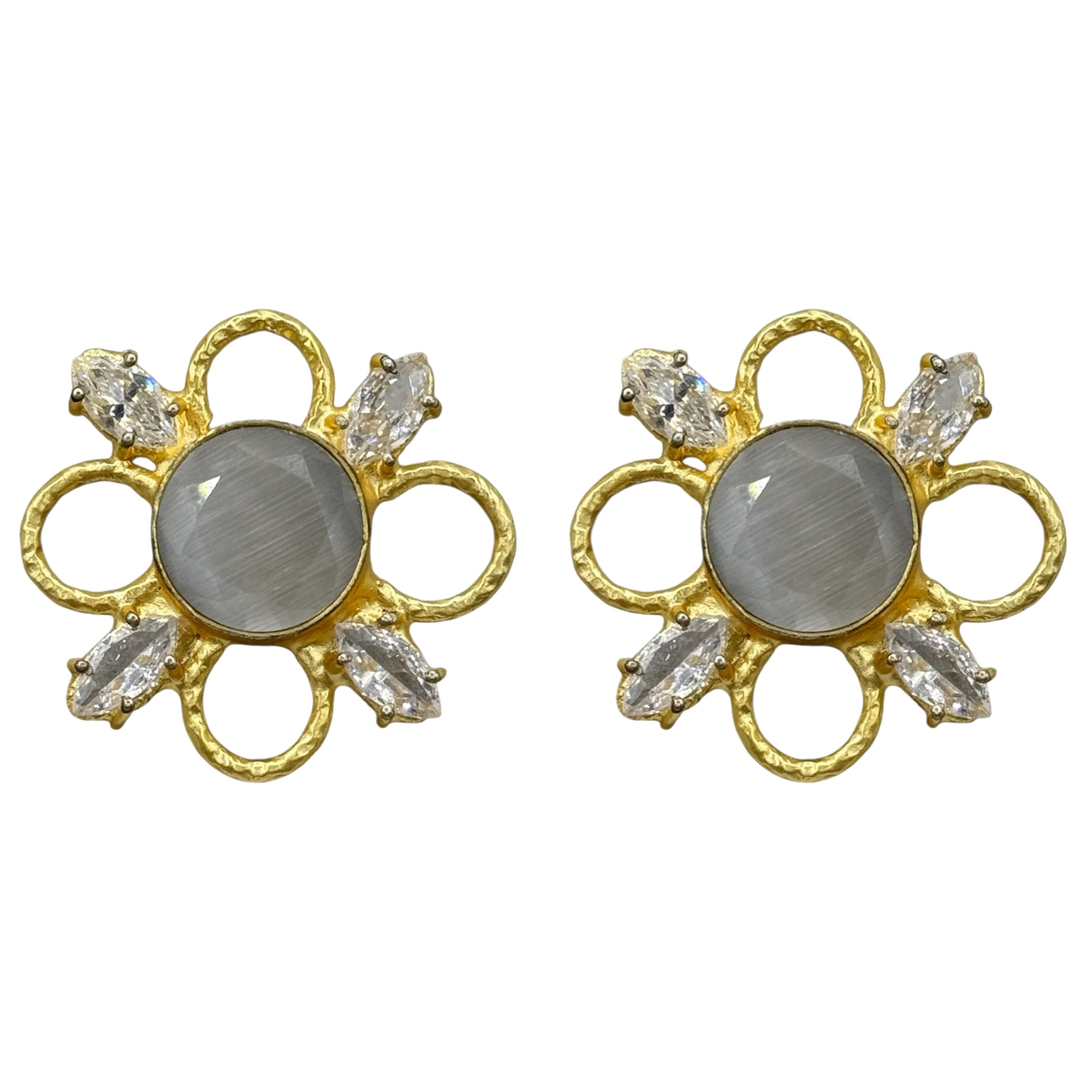 Серьги "Rare Flower" выполнены из латуни и покрыты золотом. Серьги украшены центральным камнем серого оттенка.