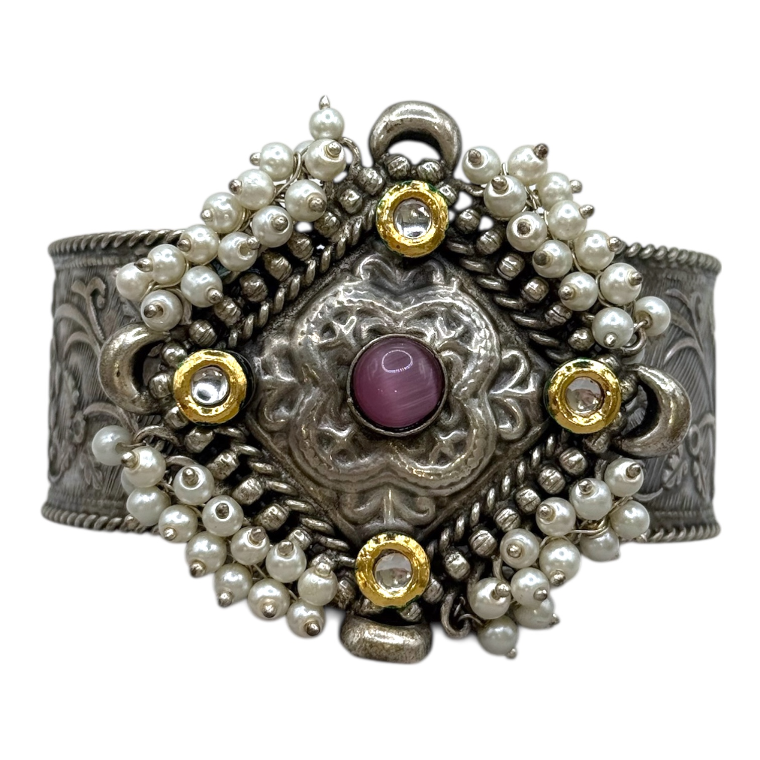 Браслет Imogen выполнен из ювелирного сплава и дополнен жемчугом и акцентными камнями.