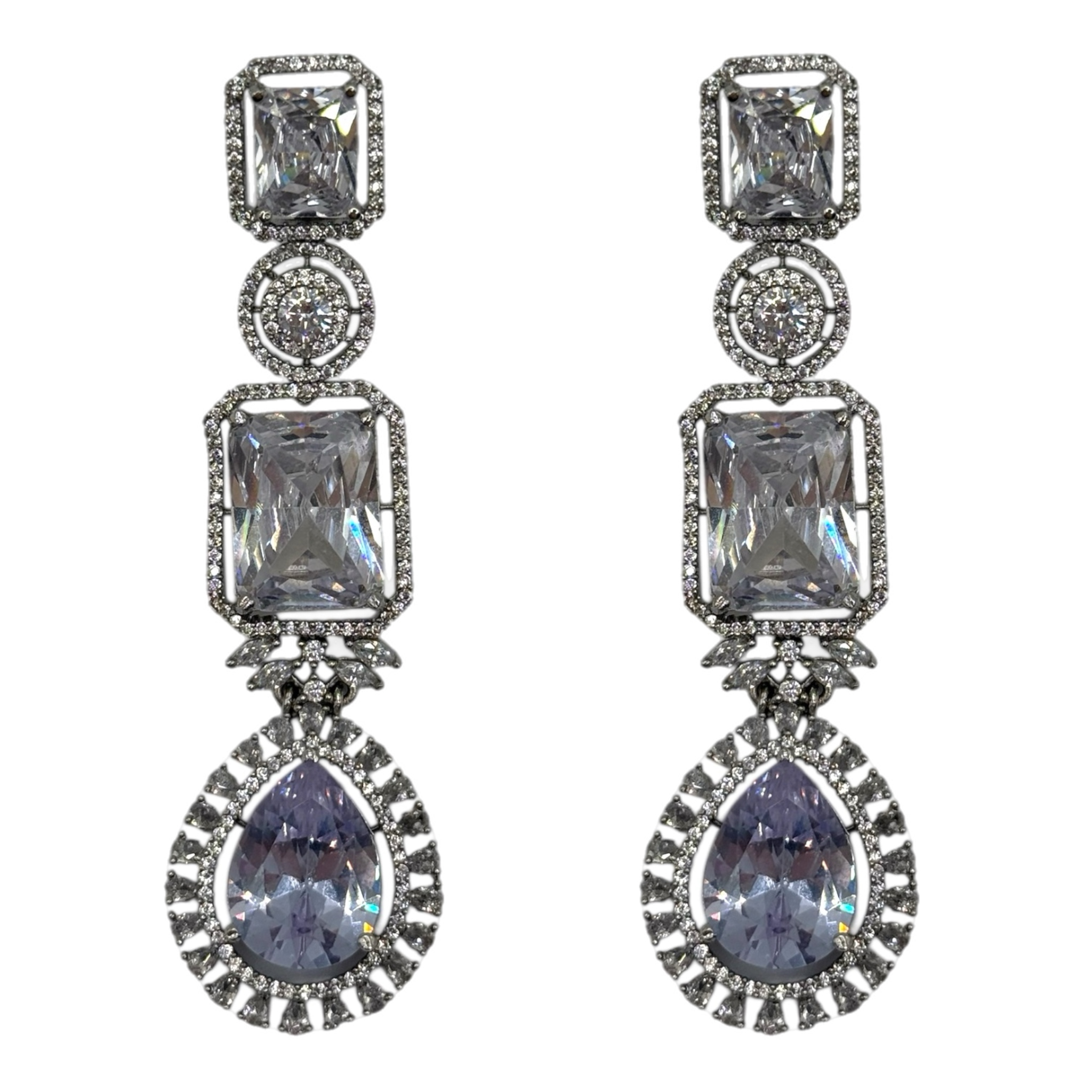 Серьги Lueur выполнены из ювелирного сплава и покрыты серебром.