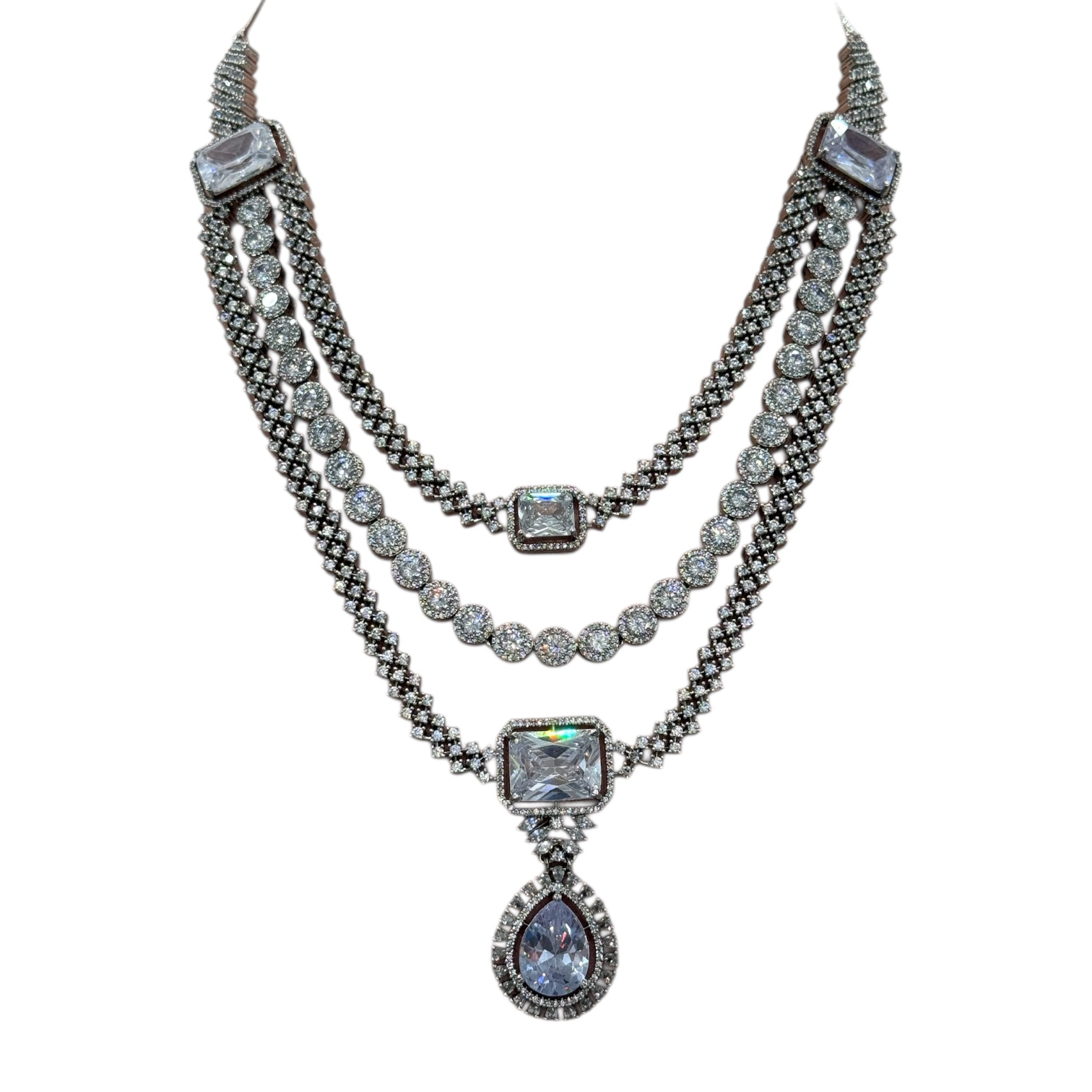 "Колье Lueur выполнено из ювелирного сплава и покрыто серебром.
"