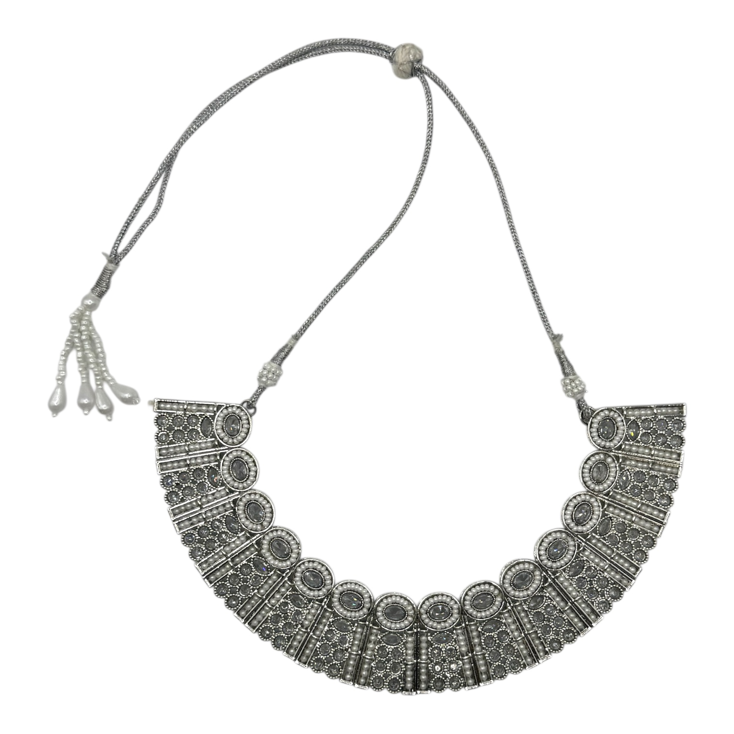 Колье Sparkle выполнено из ювелирного сплава и покрыто серебром.