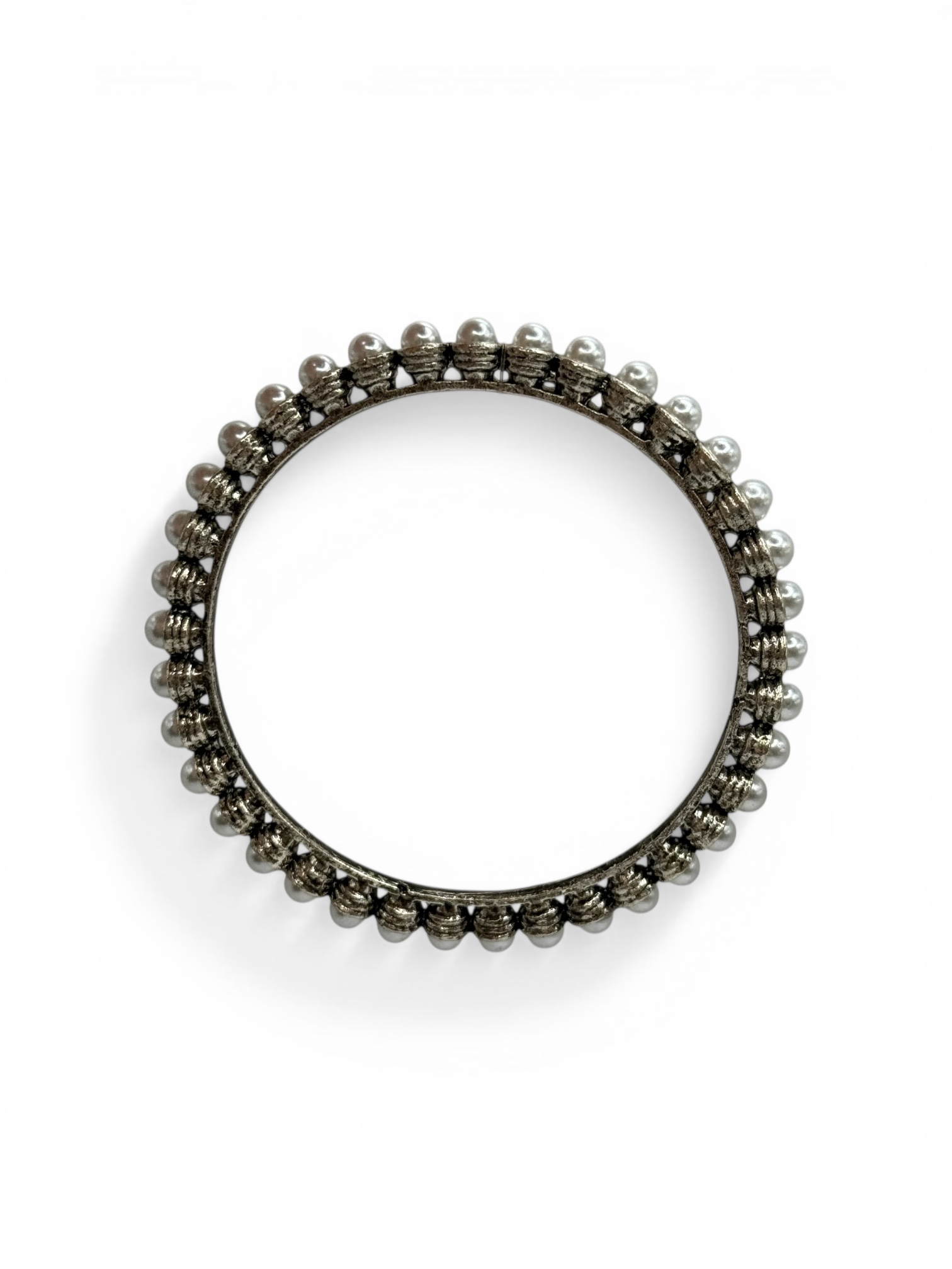 Тонкий браслет Guru из стали с жемчужными бусинами.